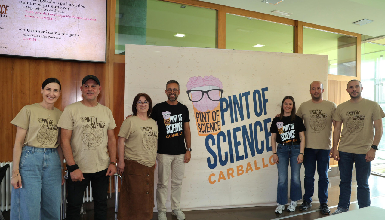 La cafetería del Pazo da Cultura se llenó en la segunda jornada del Pint of Science para las charlas del pediatra Alejandro Ávila y la biotecnóloga, Alba Vilariño