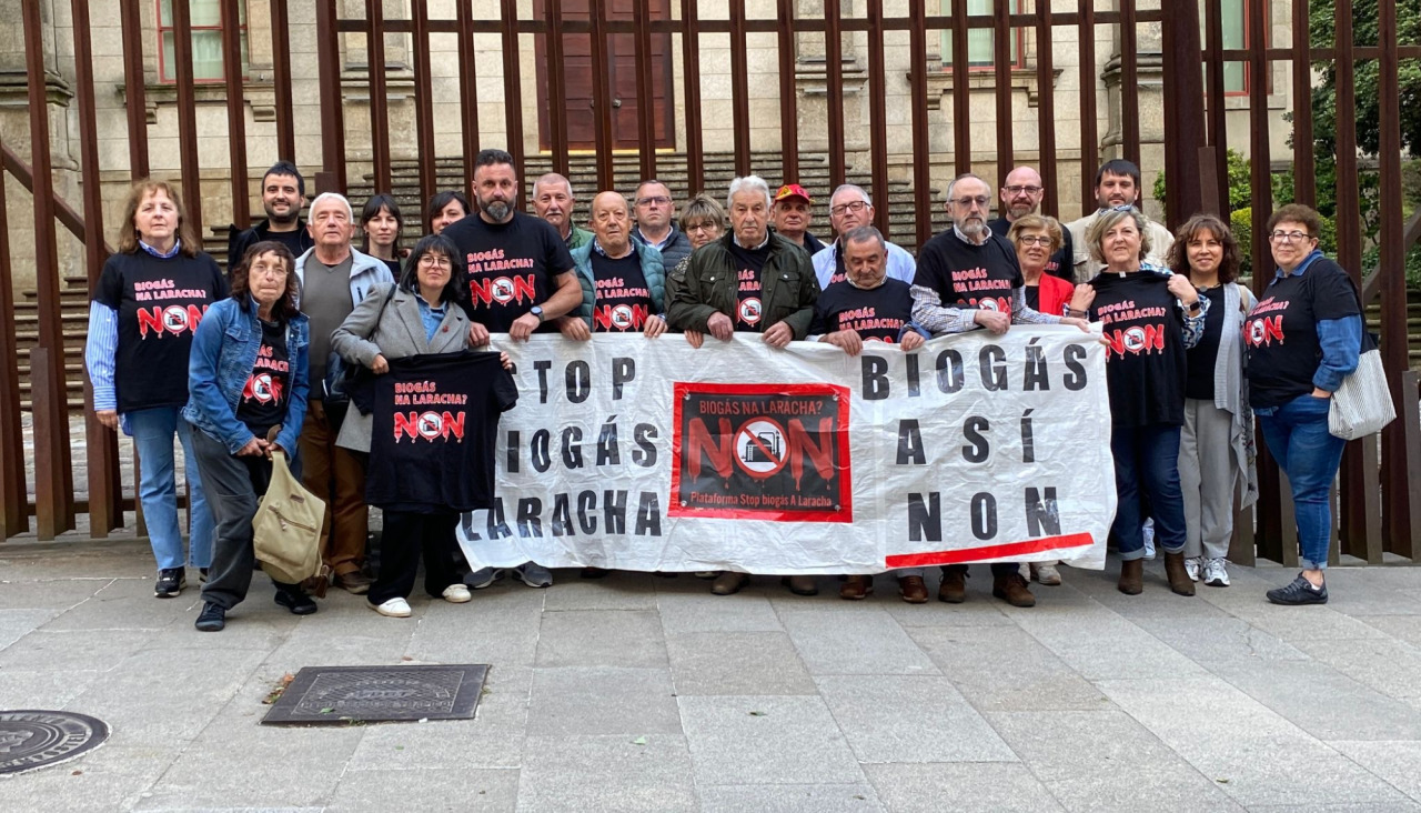 La plataforma Stop Biogás Laracha en el Parlamento