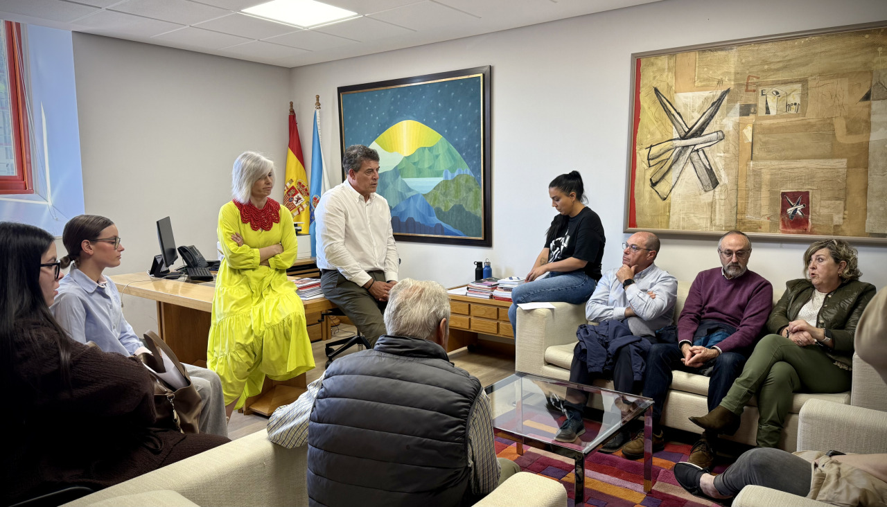 Besteiro con los afectados por el proyecto de la planta de biogás de A Laracha