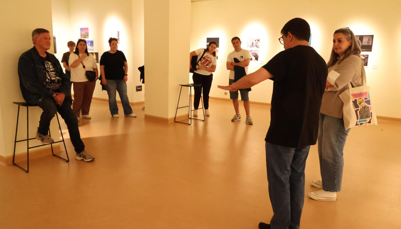 Ángel Cordero realiza una visita guiada por la exposición Xosé Manuel Eirís