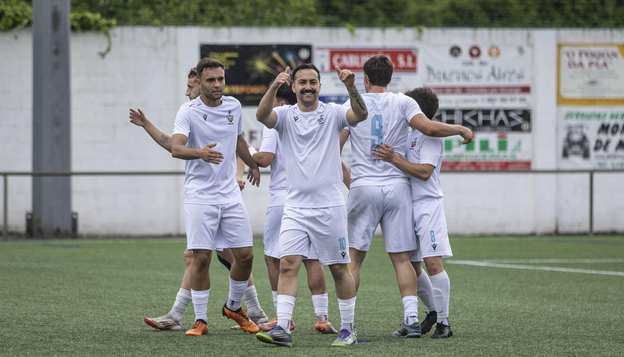 Los jugadores del Club do Mar celebrando un gol