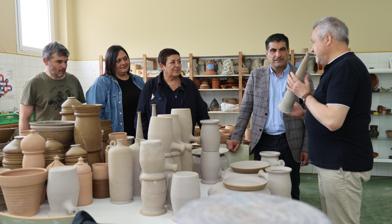 Visita al curso de olería de Buño