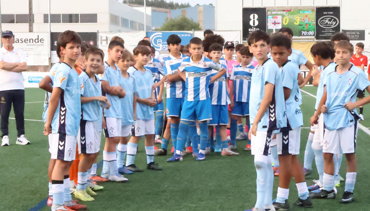 Los jugadores de los equipos finalistas disponiéndose a recoger sus trofeos