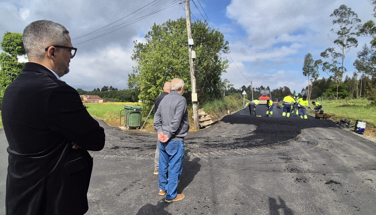 Pérez y Lamas comprueba las obras de aglomerado  en Pereiro Vello-Outón