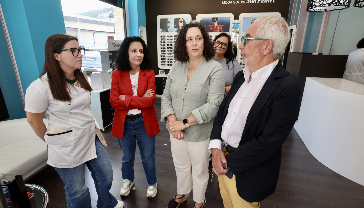 La delegada de la Xunta de visita en los comercios de Cee