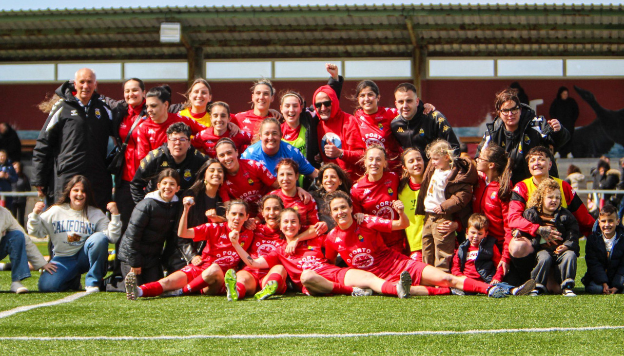 Jugadoras, directivos y aficionados del Muxía femenino celebrando un triunfo