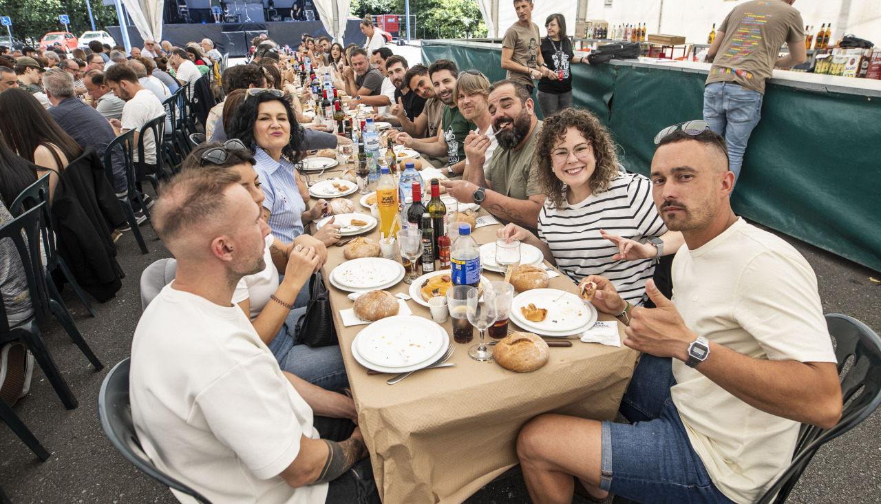 Más de 400 personas disfrutaron este domingo de la pulpada de San Román que tuvo lugar en Cabovilaño, A Laracha