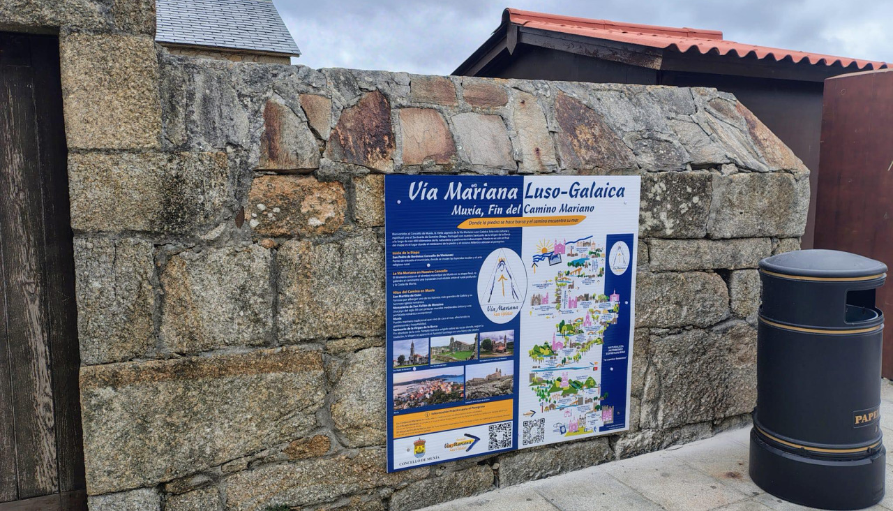 Cartel de la Vía Mariana en Muxía