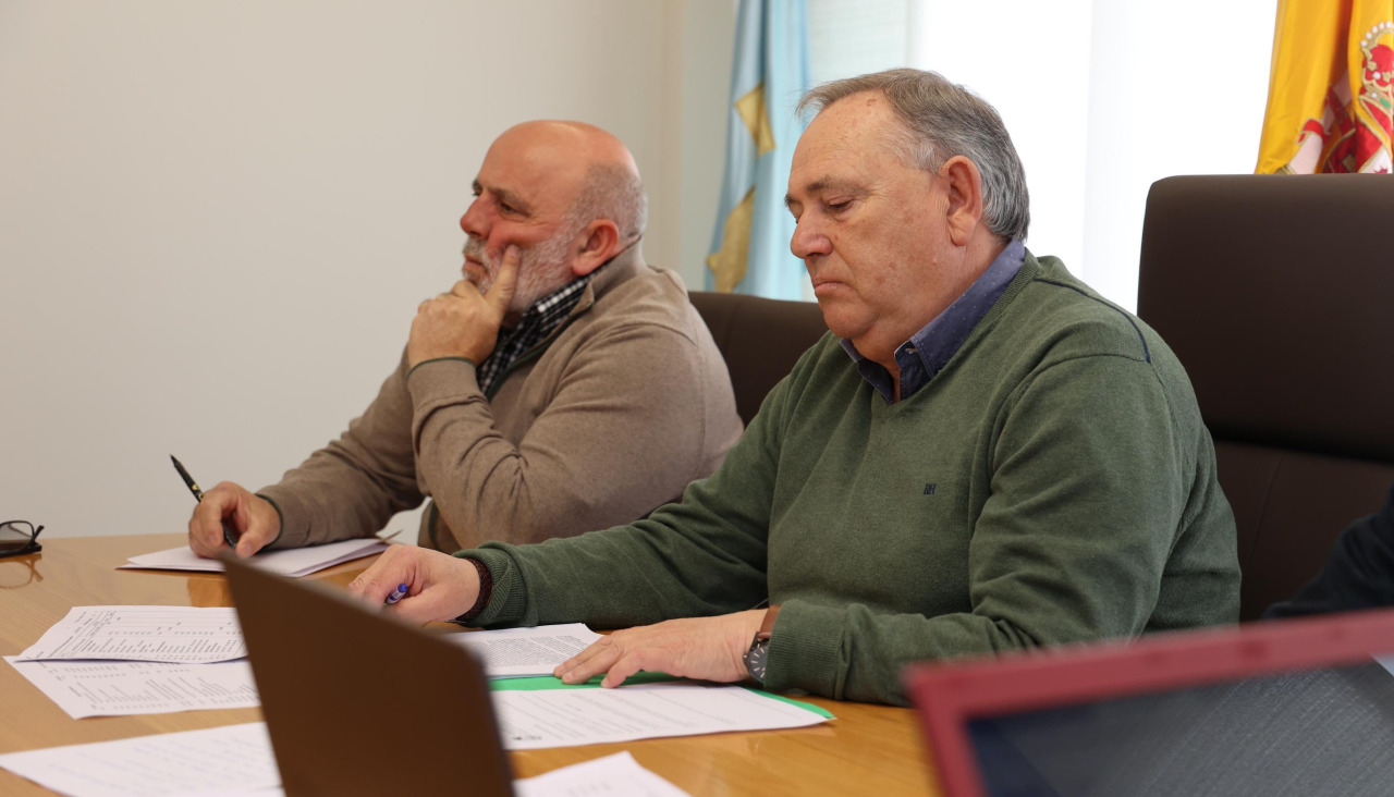 En primer término, el regidor larachés, José Manuel López Varela