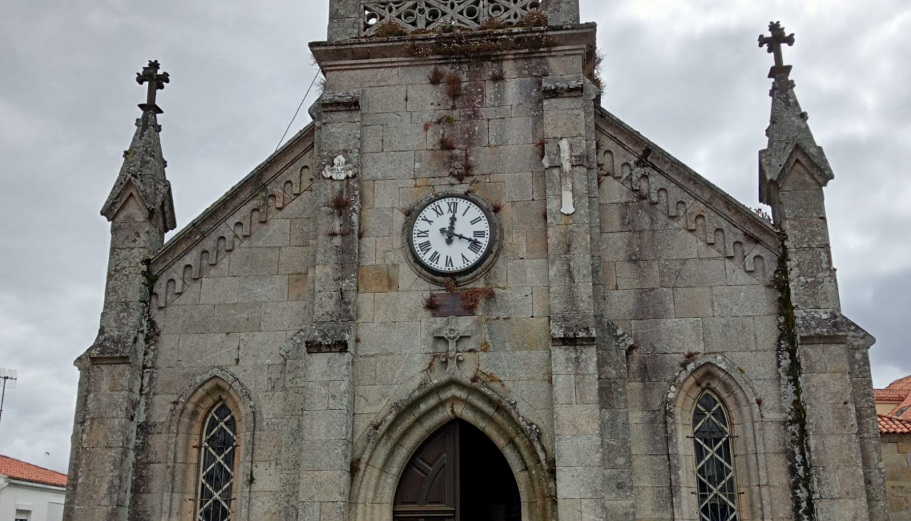 Vista de la fachada de la iglesia con el reloj
