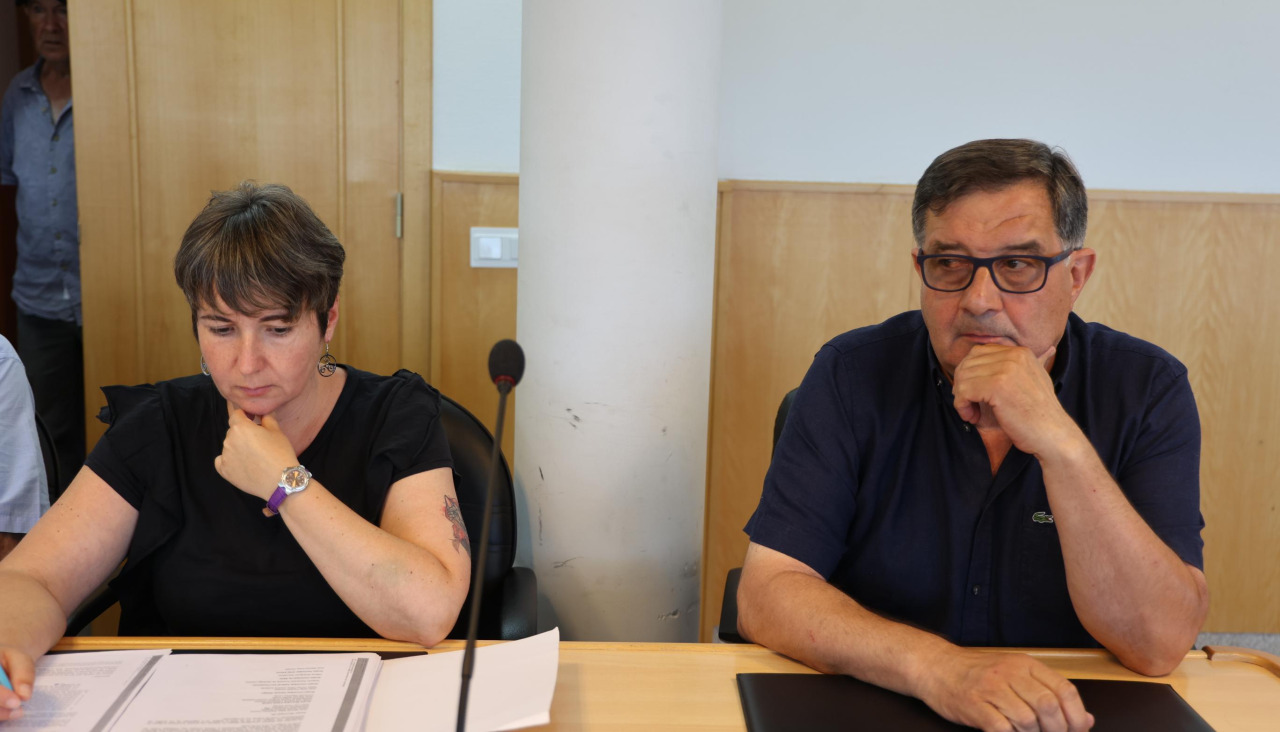 Fátima Rodríguez, del BNG, y José Manuel Pose Verdes, de Apin, en un pleno
