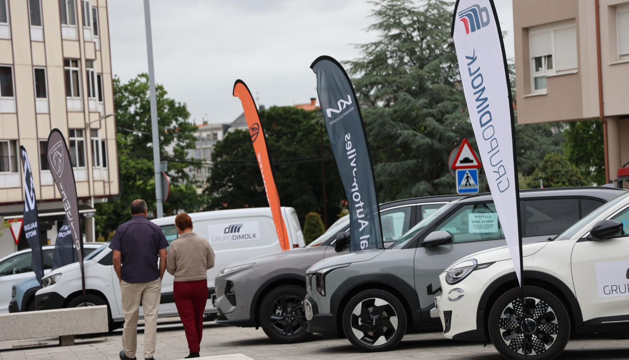 Hasta el viernes los asistentes a Noroeste 0 emisións pueden admirar en el exterior del Fórum una exposición de coches eléctricos