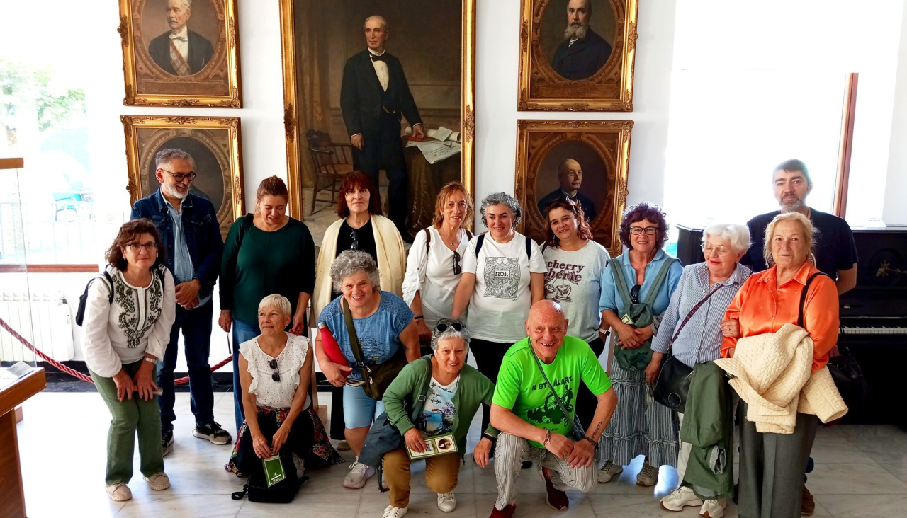 La agrupación teatral Silvardeiras de Allariz en el museo