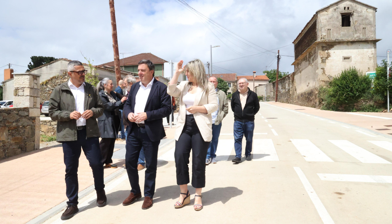 Daniel Pérez, Valentín González Formoso y Mónica Rodríguez, supervisando el resultado de las mejoras acometidas en la travesía de Sísamo