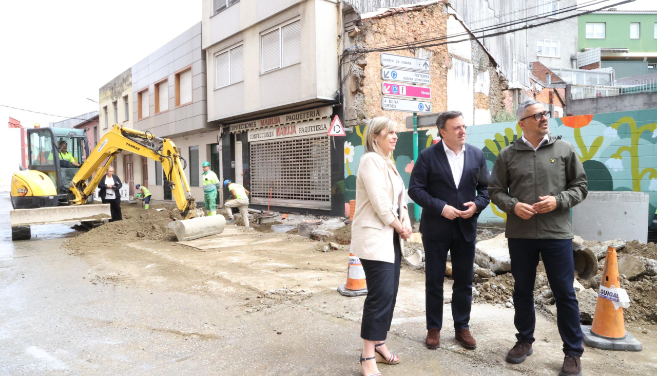 Mónica Rodríguez, González Formoso y Daniel Pérez viendo las obras de la rúa Compostela