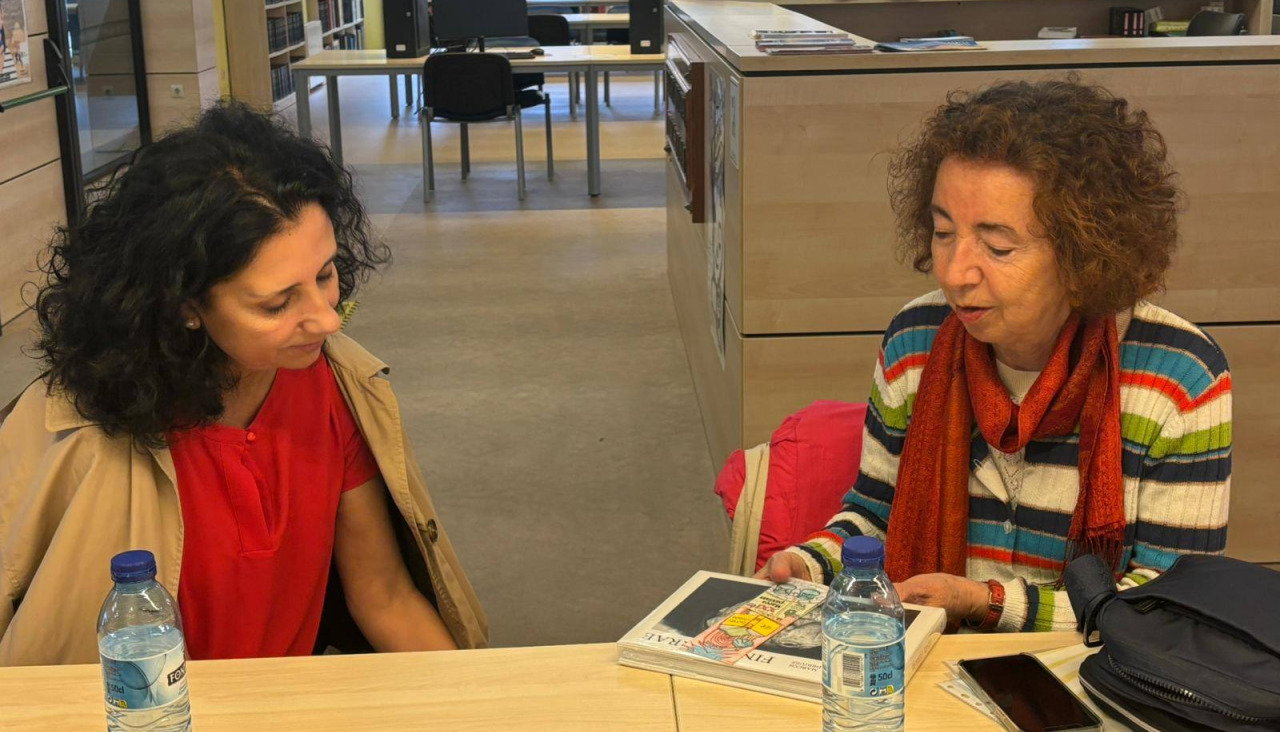Paula Carballeira con la alcaldesa de Cee