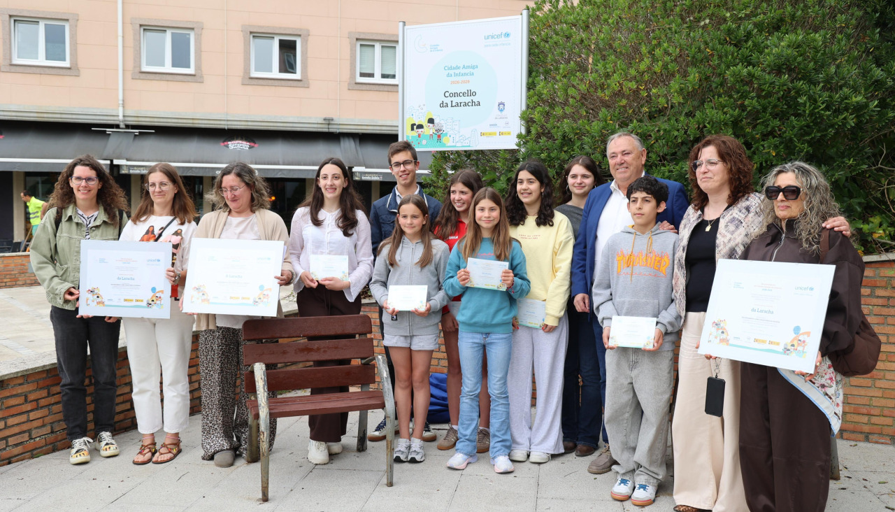 Participantes en el acto del descubrimiento de la plaza en A Laracha