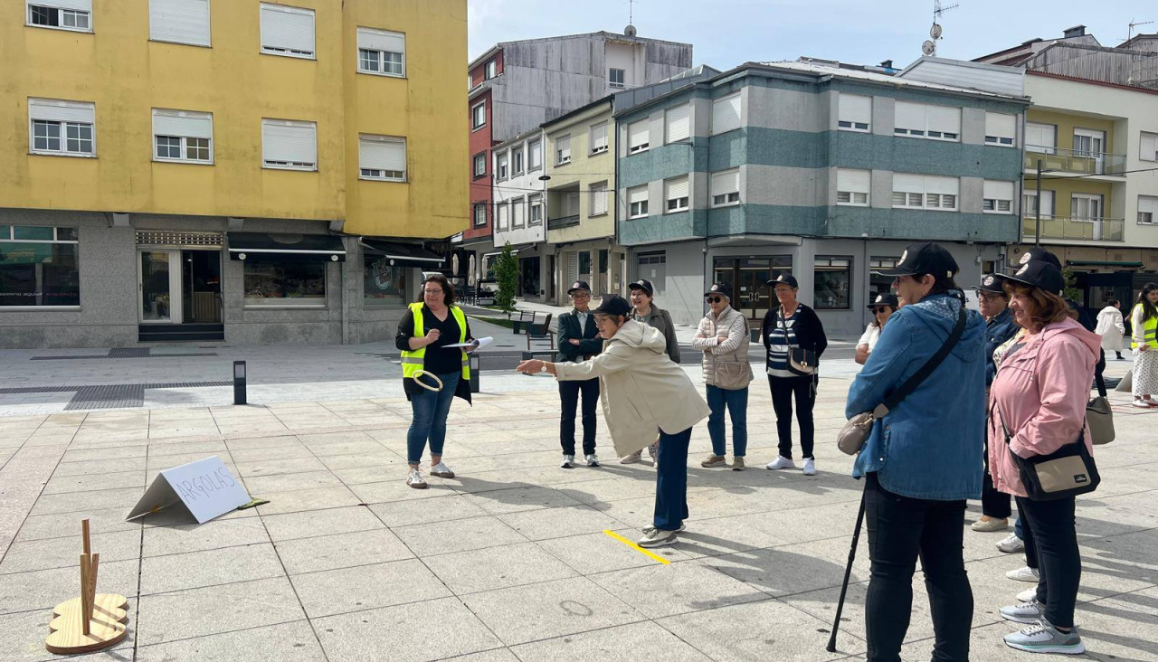 Participantes en las Olimpiadas de juegos populares en Vimianzo