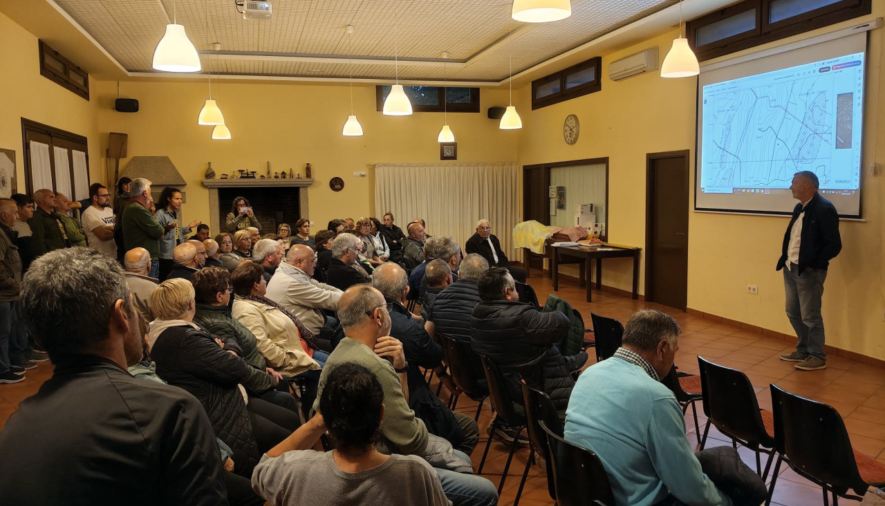 El alcalde de Zas se reunió con los vecinos de Fornelos