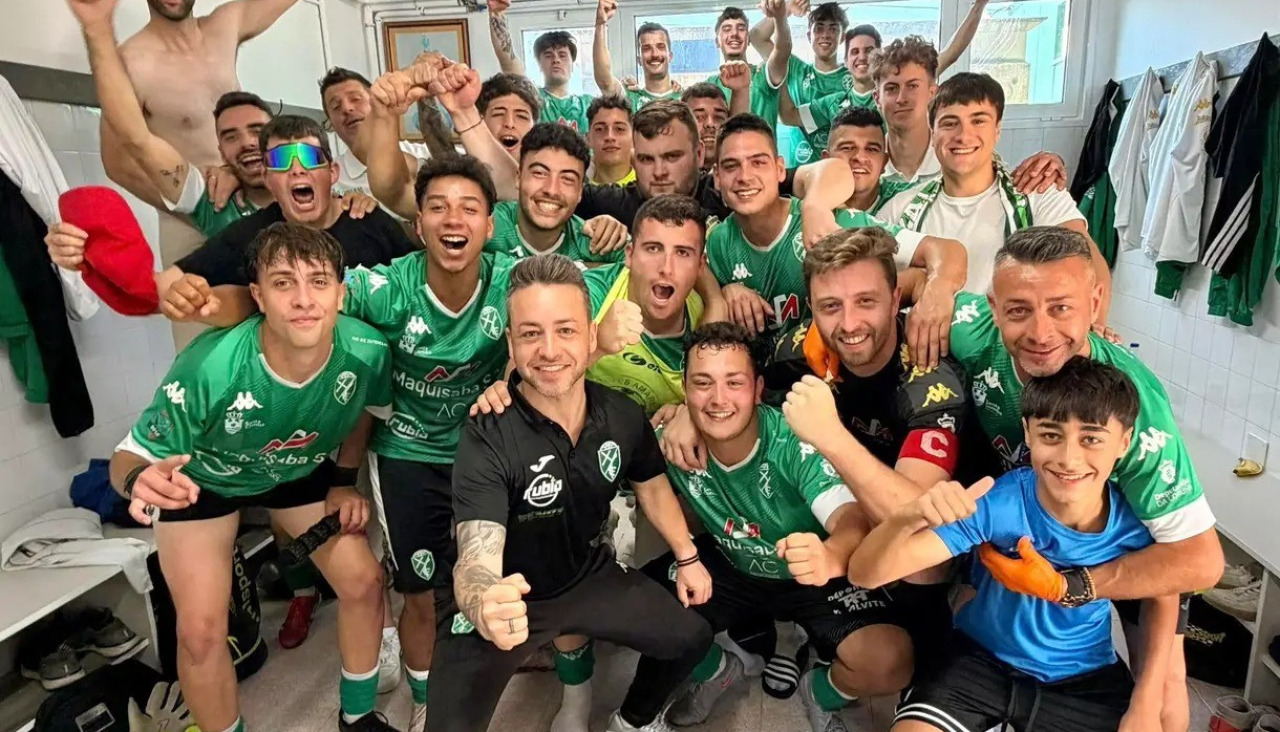Los jugadores del Xallas, celebrando en el vestuario