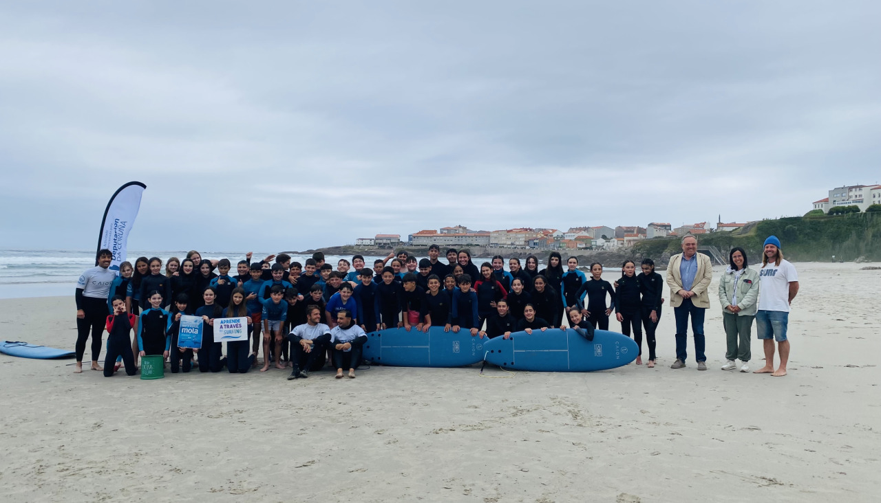 Participantes en el proyecto de surf en la playa de Caión