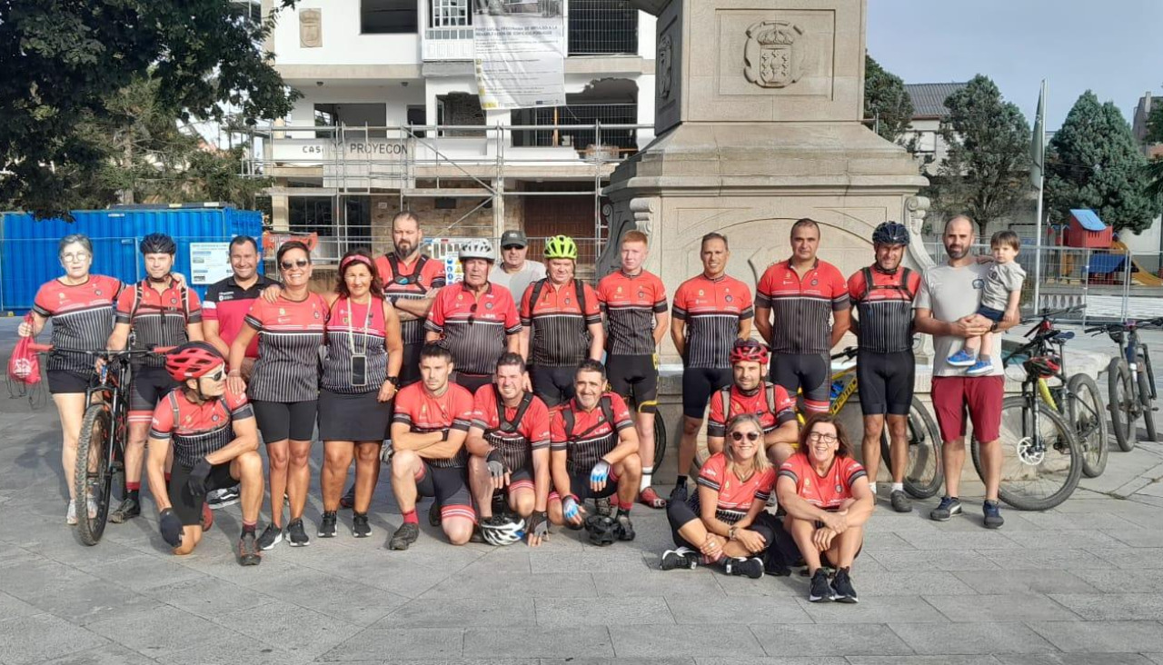 miembros del Club Ciclista Laracha en dúas Rodas, organizador de la prueba