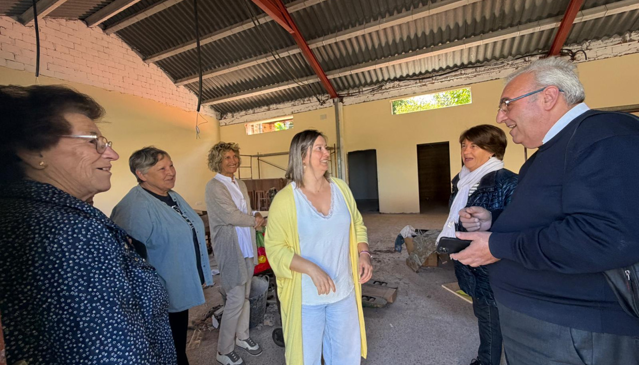 Cristina Capelán departiendo con los promotores del proyecto