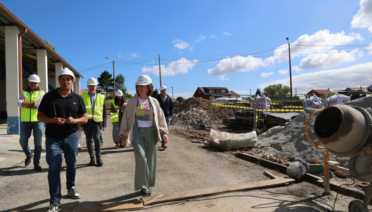 Luisa Piñeiro recorriendo las instalaciones para comprobar el alcance de las obras