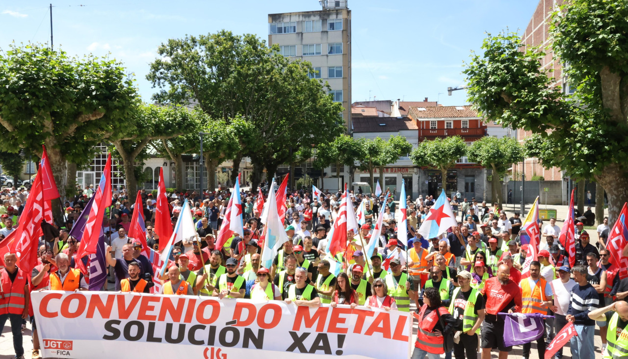 Alrededor de un millar de personas participaron en la protesta que culminó en la Praza do Concello