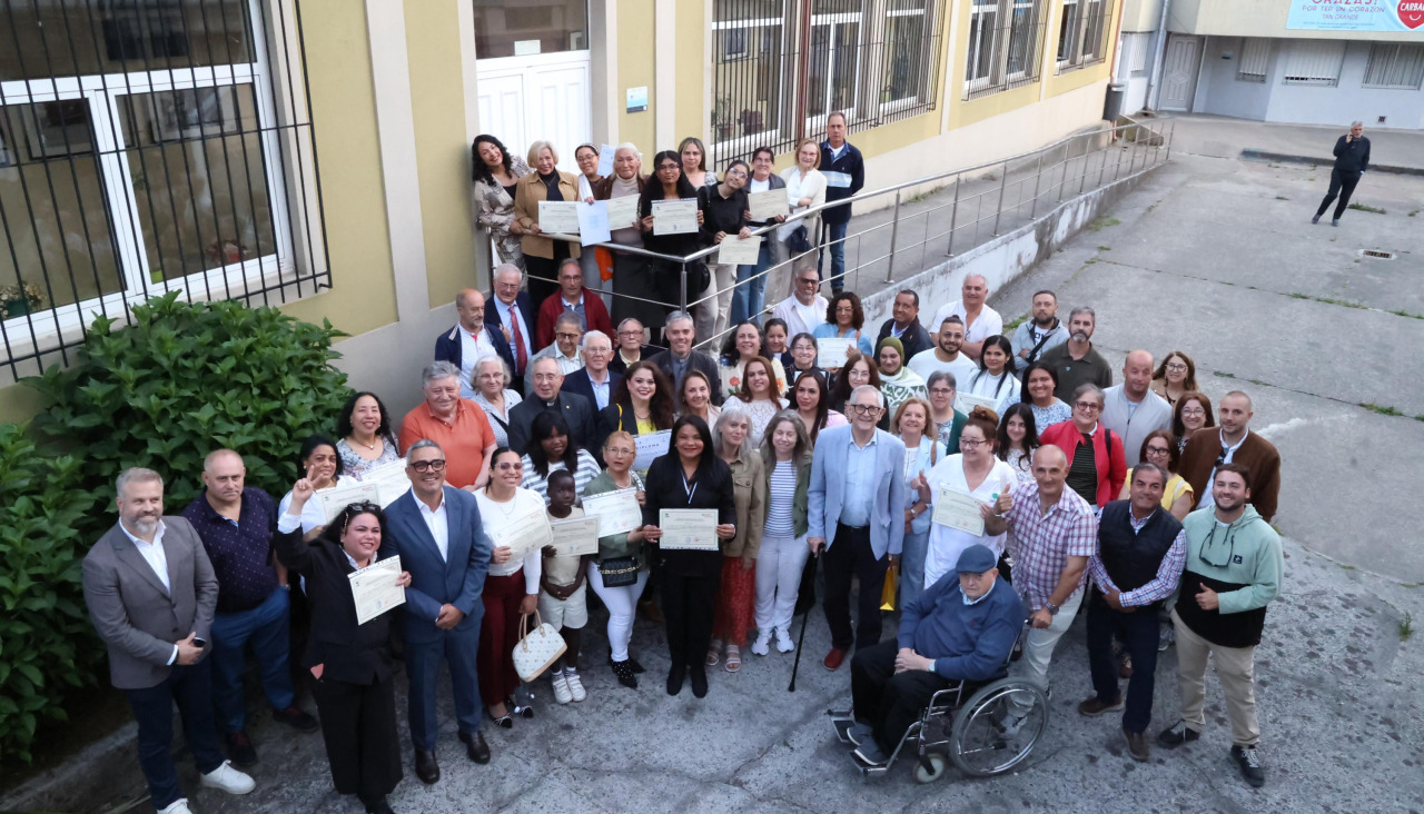 Participantes en el acto de la iglesia