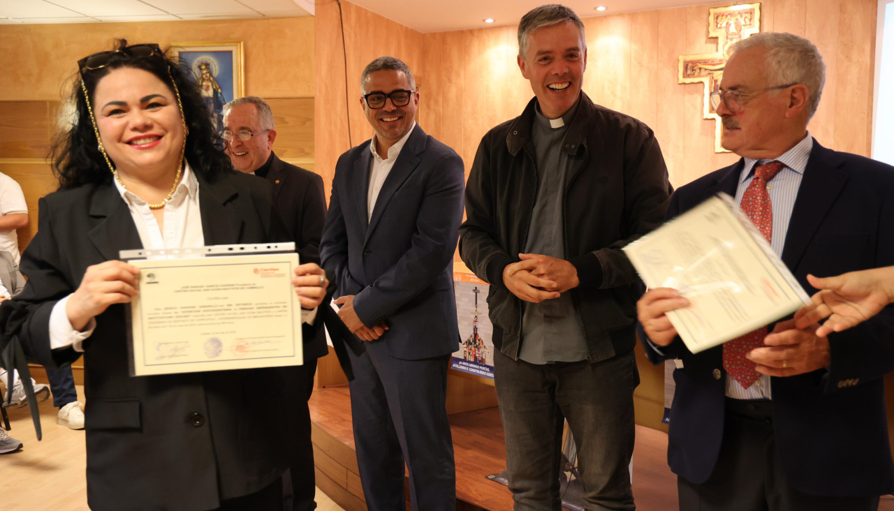 Entrega diplomas del curso de Cáritas
