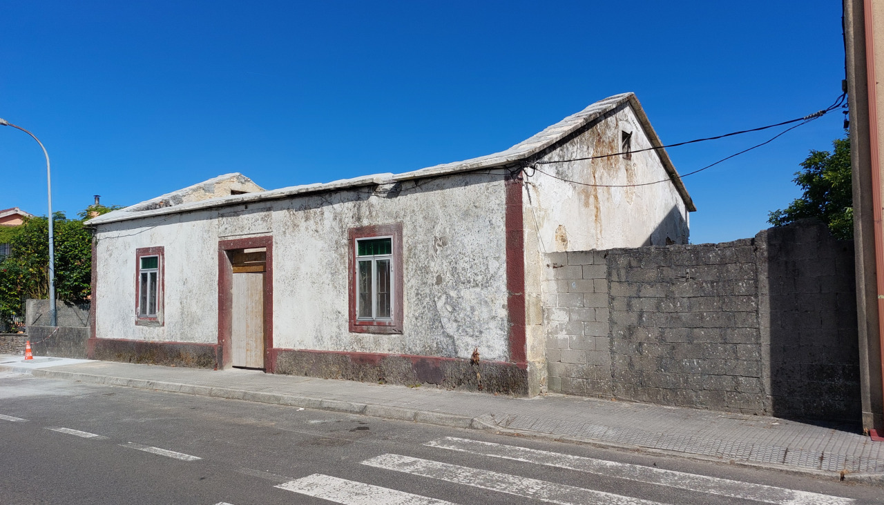 La antigua caseta ha perdido la cubierta y solo conserva los muros exteriores