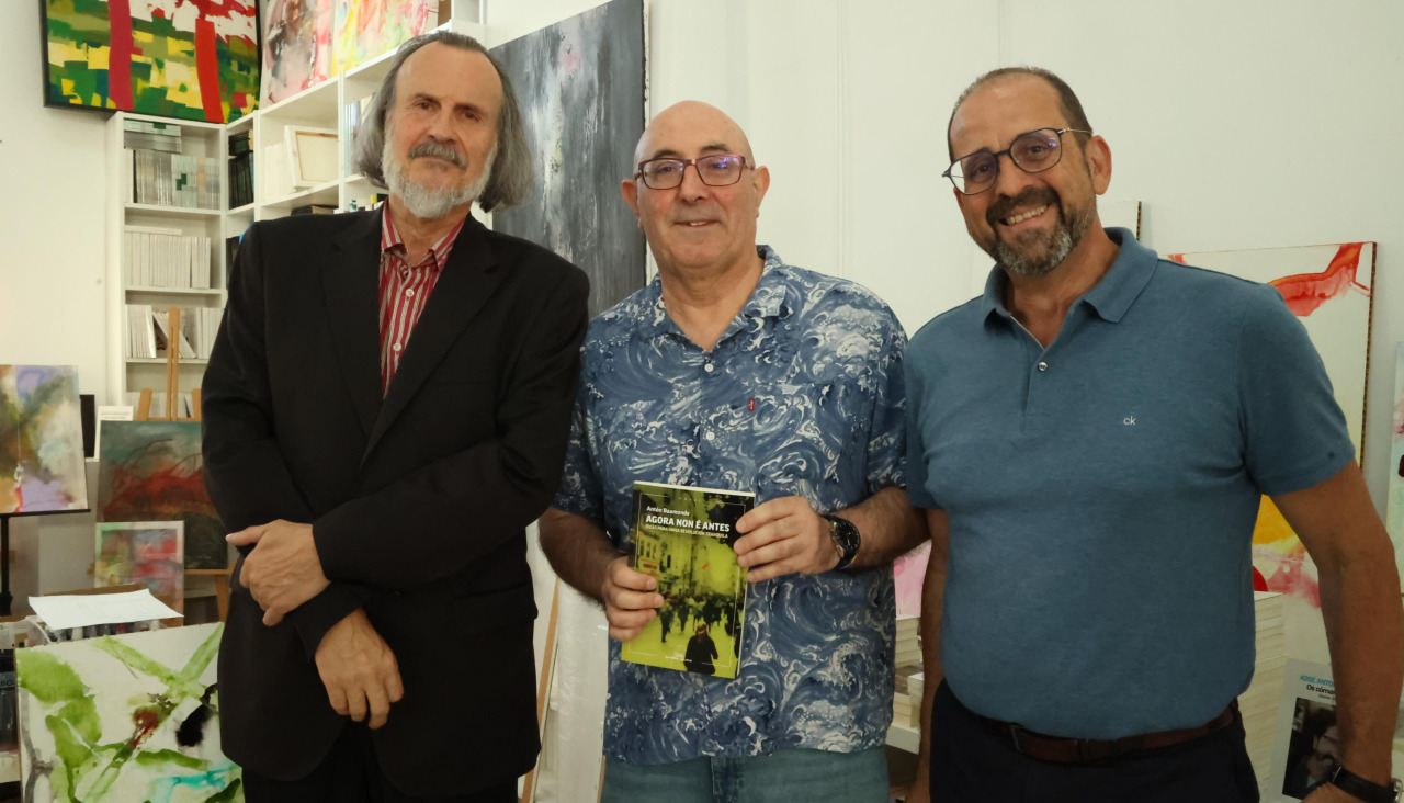 Antón Baamonde, en el centro, en la presentación de su libro