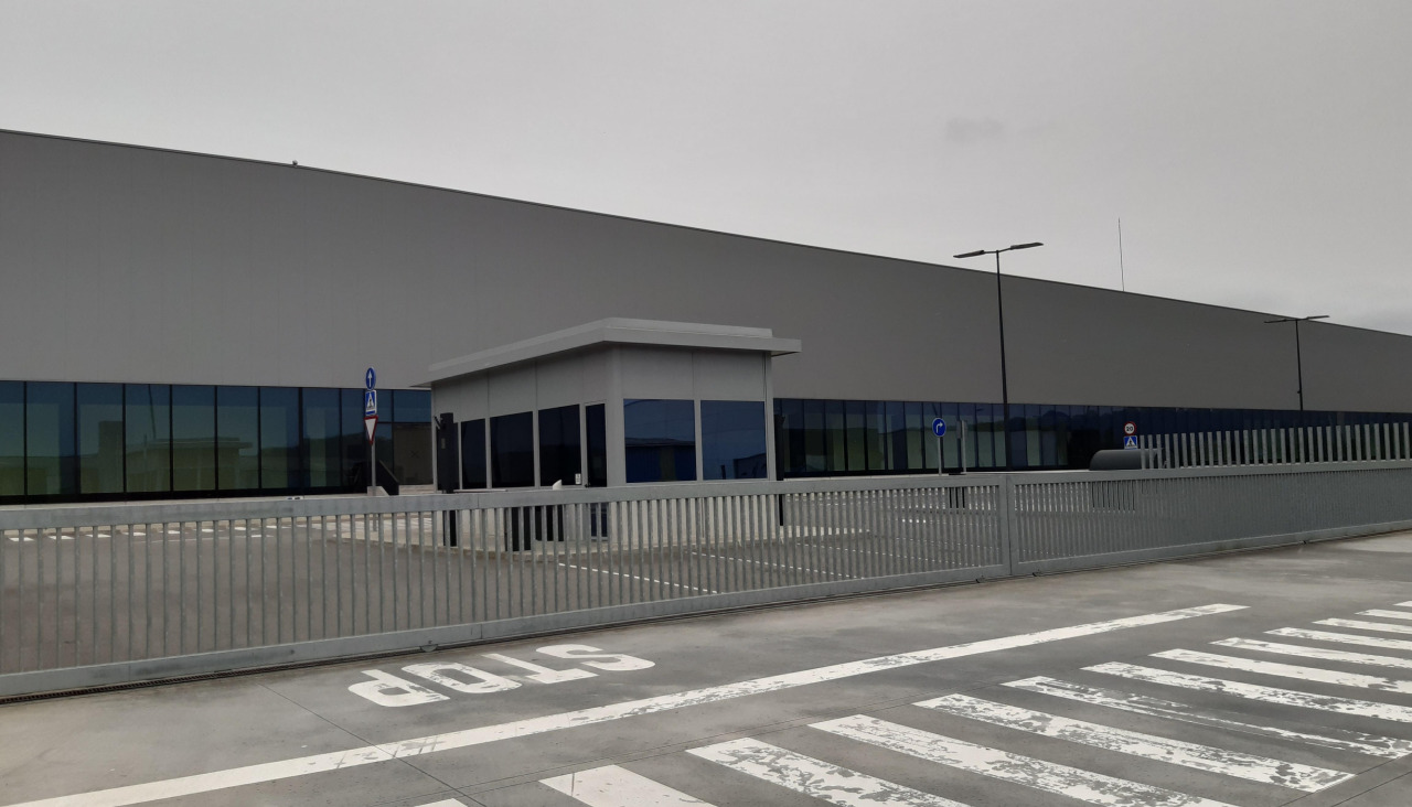 01 abril 2020 página 14A Laracha.- Los polígonos de la Costa da Morte mantienen una actividad casi nula en el estado de alarma En la foto centro logístico de Inditex en A Laracha