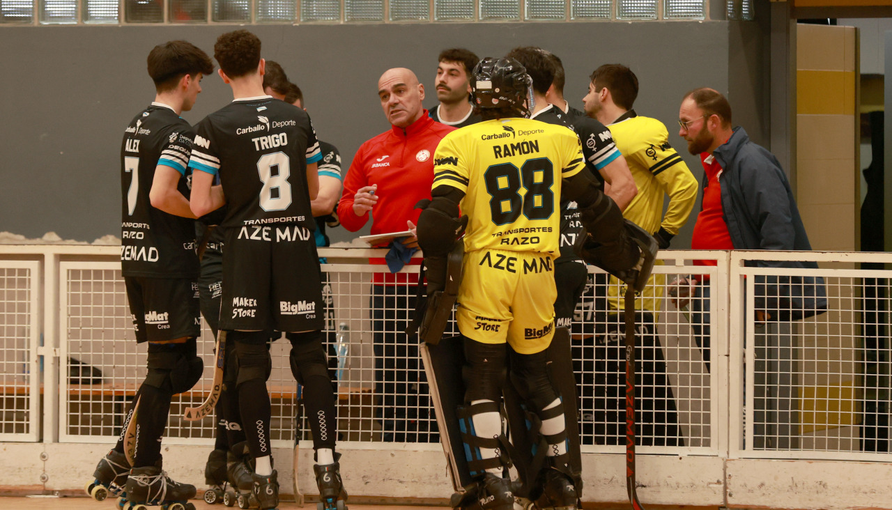 Ramón Canalda dando instrucciones a sus jugadores en un partido ante el Liceo B