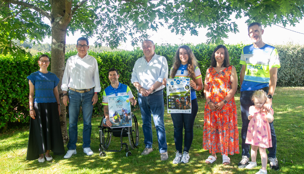 El acto de presentación se celebró en la Praza da Areosa de Vilaño