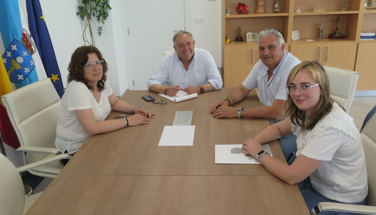 Los representantes del Concello y de Afaber durante la reunión