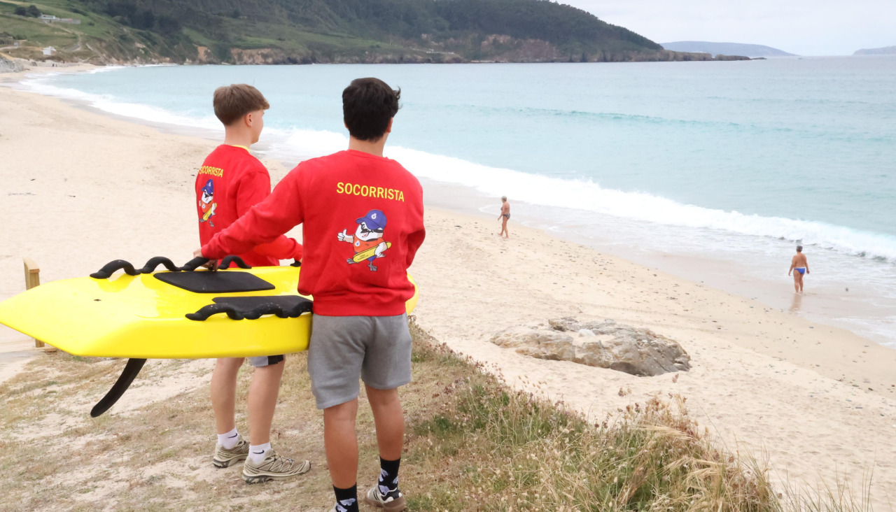 Dos socorristas vigilando este lunes el arenal carballés de Razo