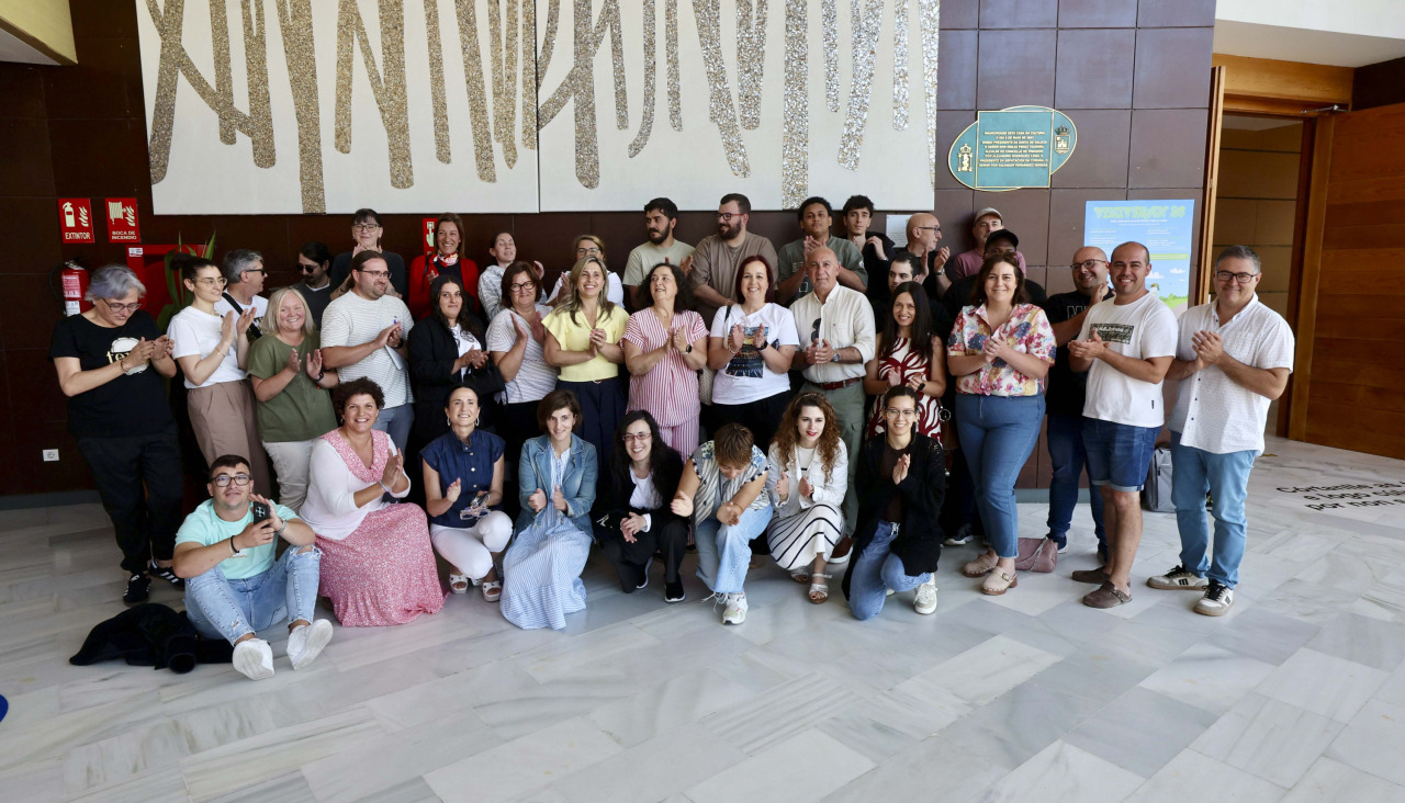 Foto de familia de participantes y autoridades