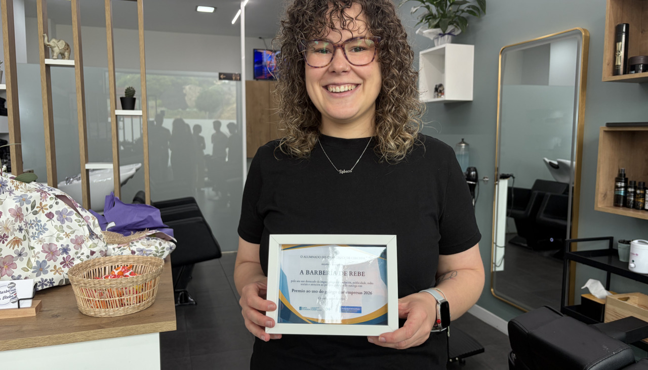 A responsable da barbería co diploma