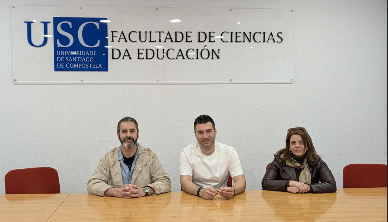 Representantes de Un Paso Máis y de la USC durante la firma del acuerdo