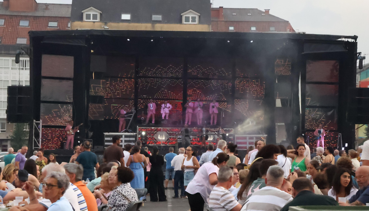 Gran sardiñada popular en Carballo (20)