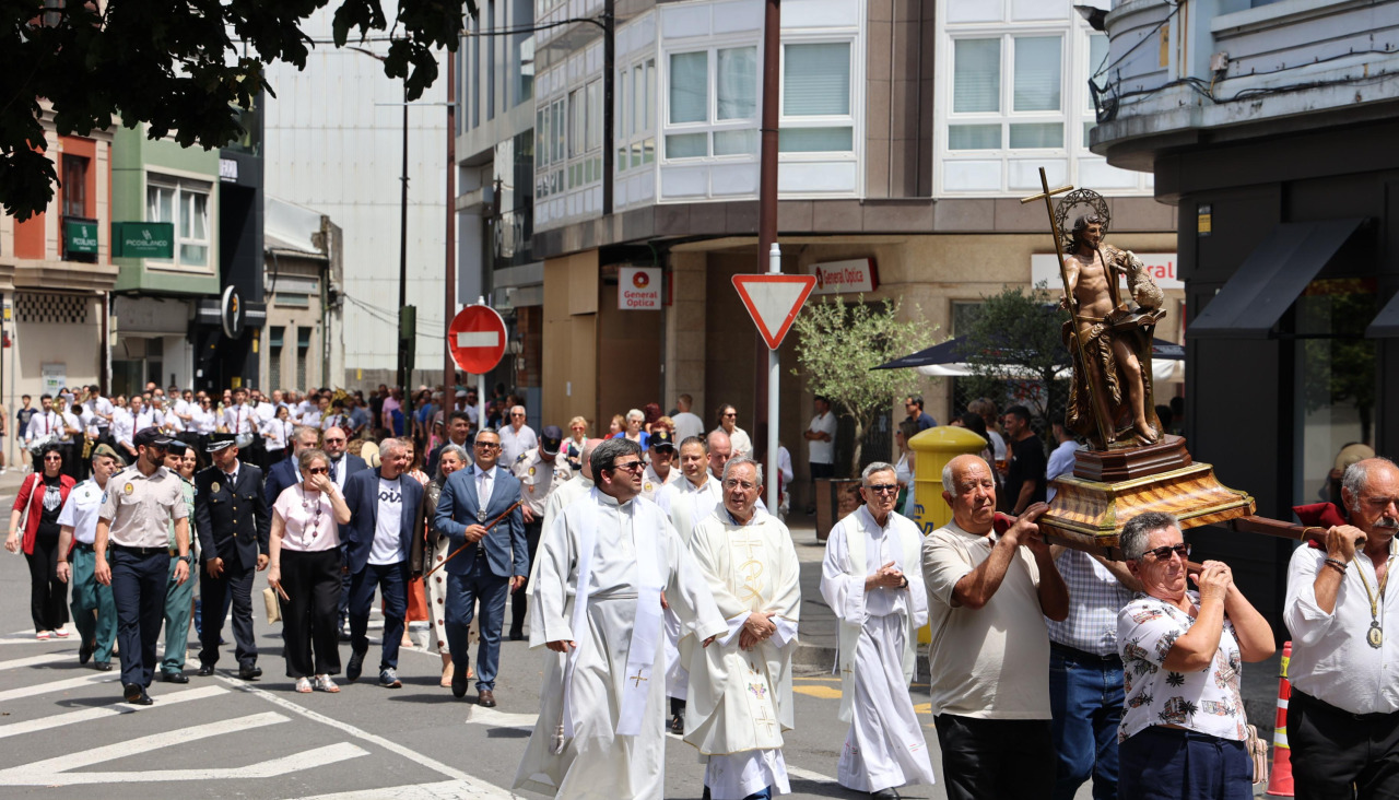 Los carballeses celebran el día grande de sus fiestas patronales con mucha devoción, música y animación en las calles