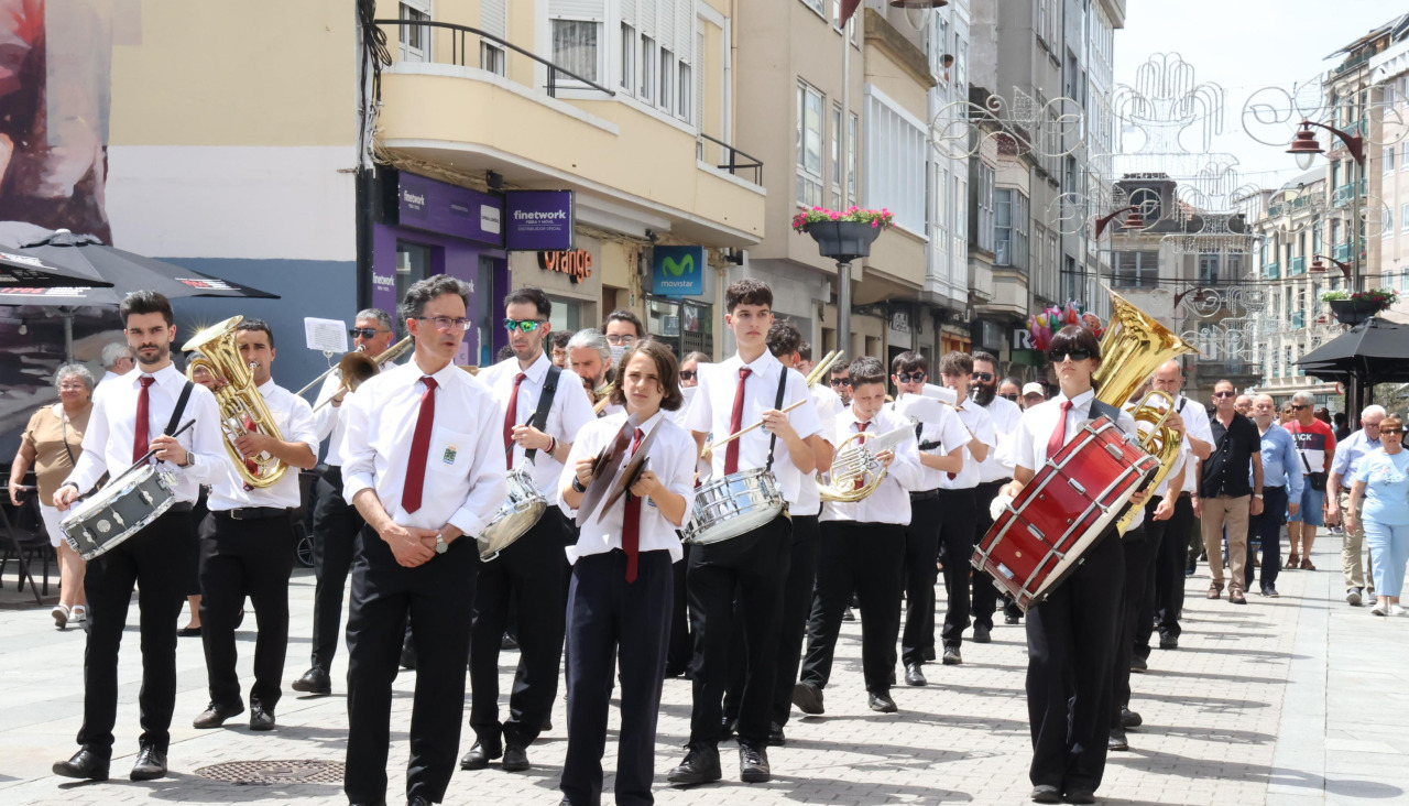 Los carballeses celebran el día grande de sus fiestas patronales con mucha devoción, música y animación en las calles