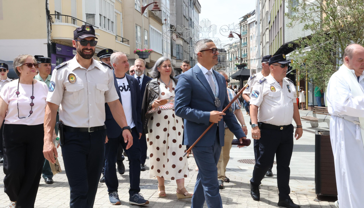 Los carballeses celebran el día grande de sus fiestas patronales con mucha devoción, música y animación en las calles
