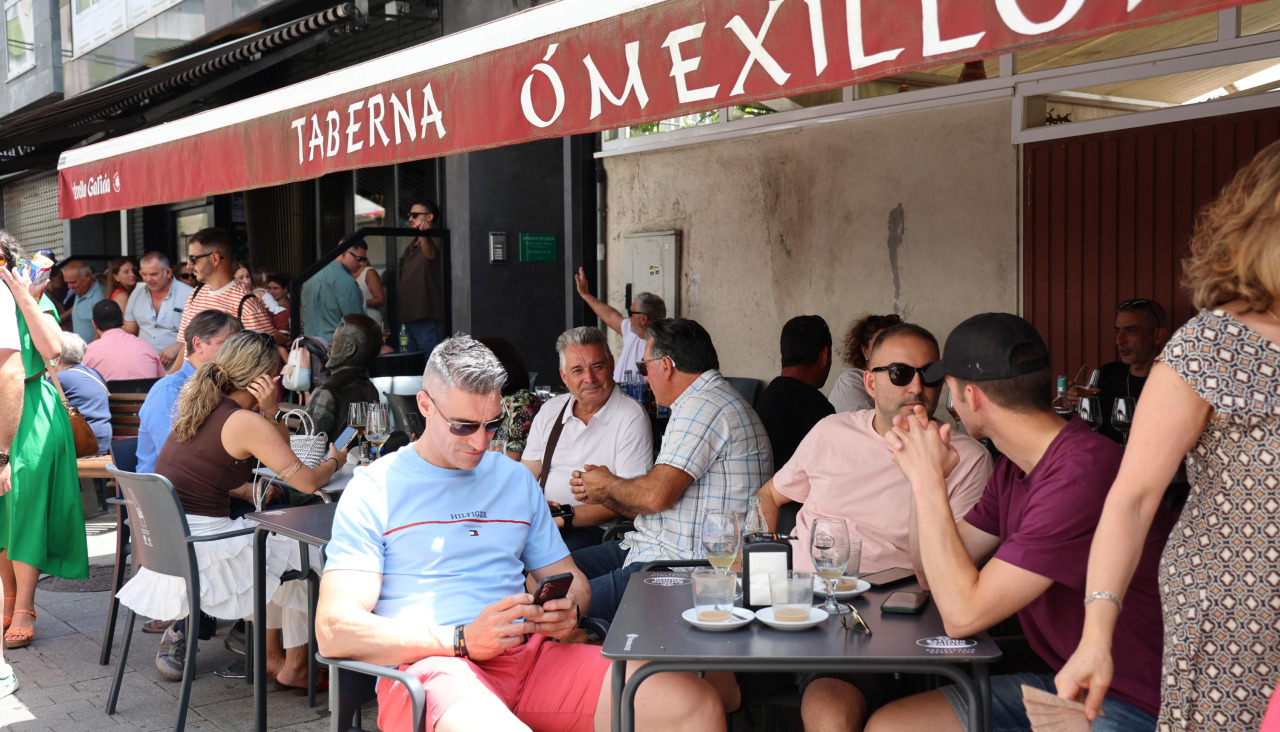 Los carballeses disfrutan de la jornada festiva y calurosa en los bares del centro
