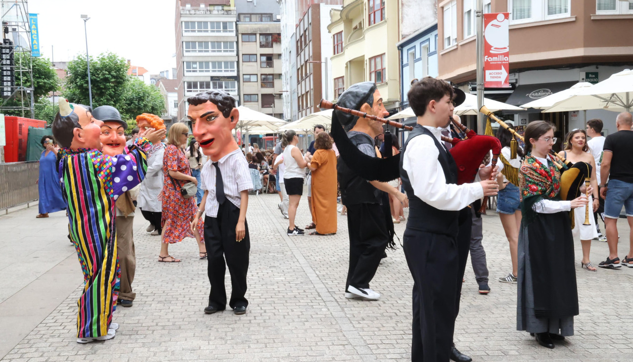Cabezudos por las calles de Carballo