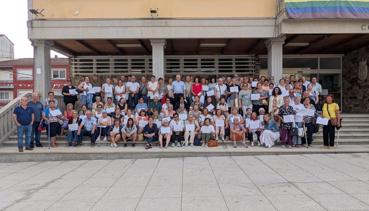 Entrega de diplomas del programa Actívate Senior en Vimianzo