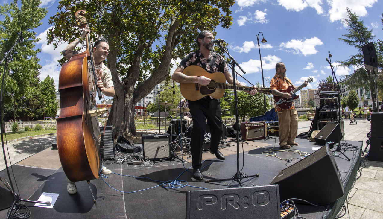 The Mean Devils ponen a bailar a los carballeses en el Rockin