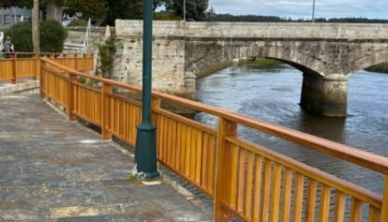 Nuevas varandillas del paseo fluvial de Ponteceso